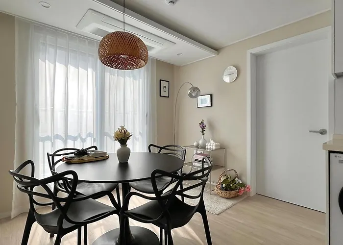 Апартаменты 201 Newly Opened Yeonnam Hongdae 5 Minutes Airport Bus Yeonhui 4person Sunny And Quiet